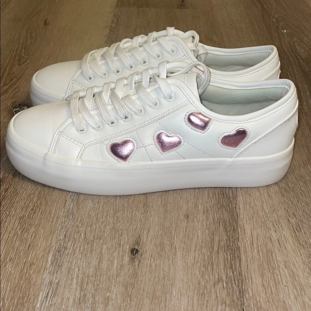 Sincerely‎ Jules White Sneakers with metallic Pink Heart Details. Size 9.